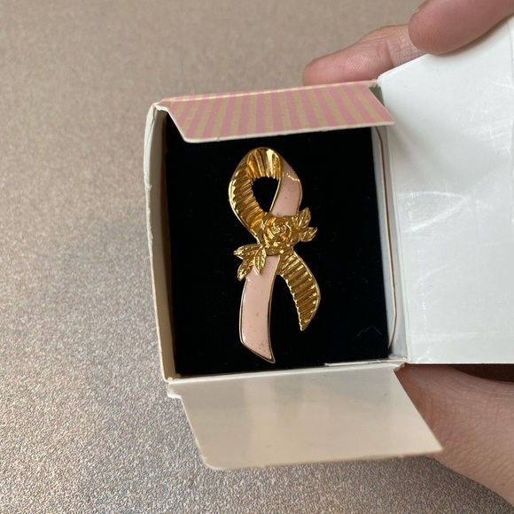New in box Avon 1993 Breast Cancer Awareness Rose Enamel Pin - Picture 6 of 6
